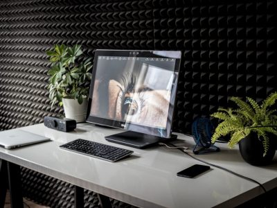 computer-set-on-table-2811648